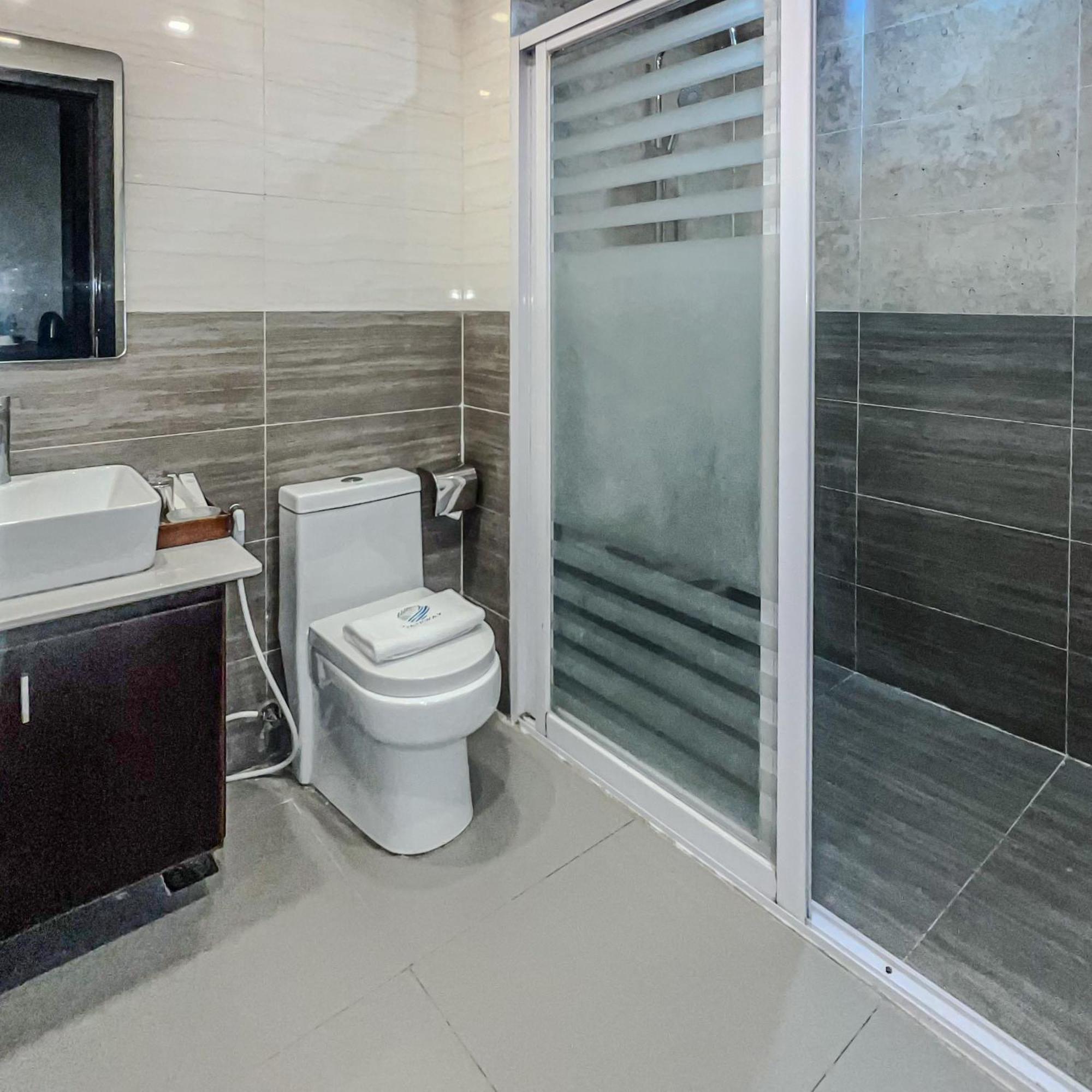 Iloilo Gateway Hotel And Suites Pavia Экстерьер фото